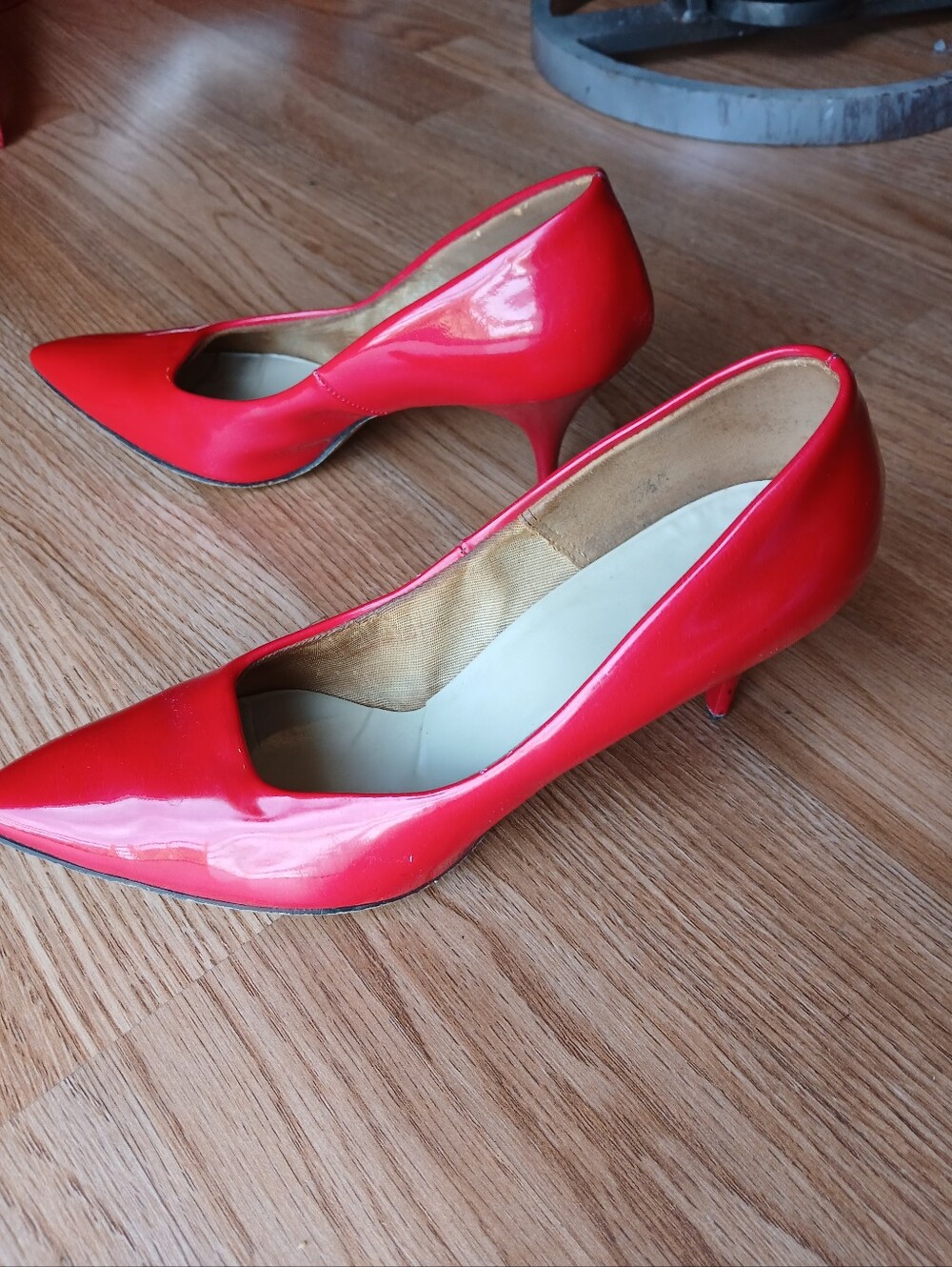 Gorgeous 1960s Eye-popping Lipstick Candy Apple Red Pumps And Purse
